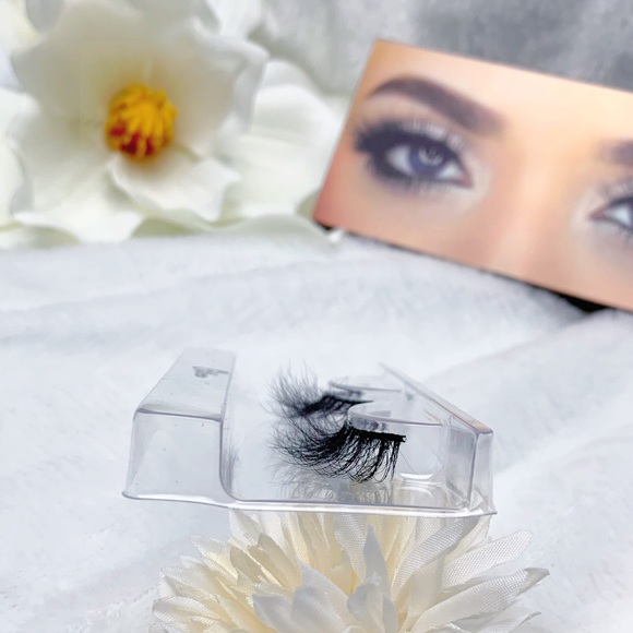 Divine lashes - Picture 2 of 2